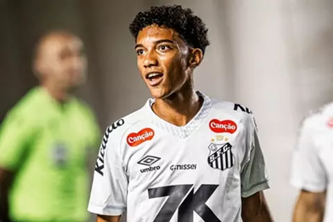 جوهرة سانتوس.. الدوري الإسباني يراقب نجل روبينيو